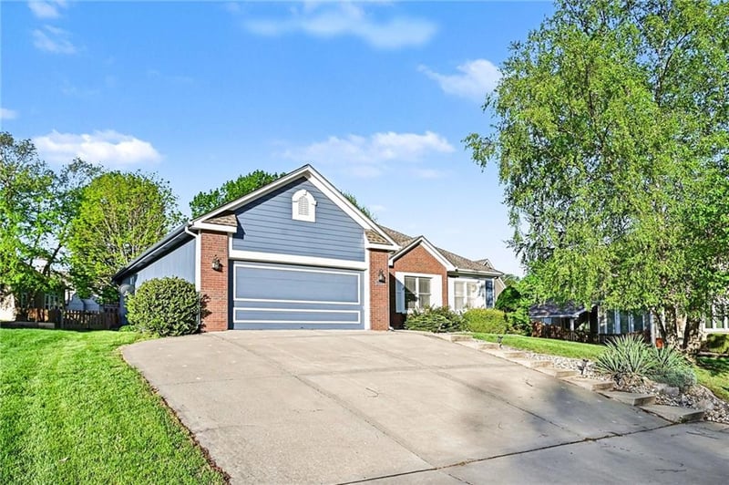 823 102nd St, Kansas City, MO 64155