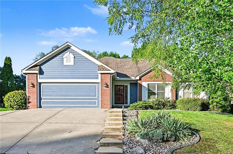 823 102nd St, Kansas City, MO 64155