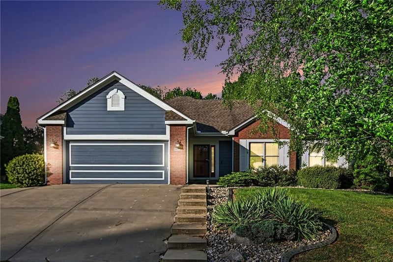 823 102nd St, Kansas City, MO 64155