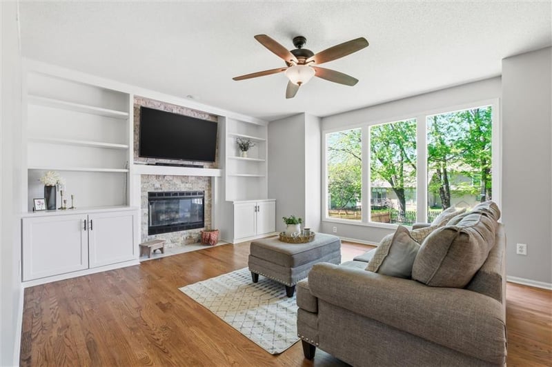 8016 Chatham Ave, Kansas City, MO 64151