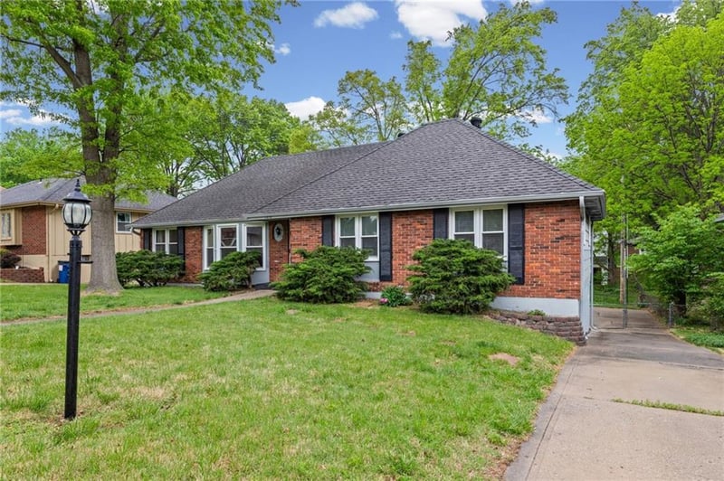 1610 68th St, Kansas City, MO 64118