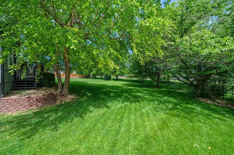 2408 Regency Dr, Lee's Summit, MO 64082