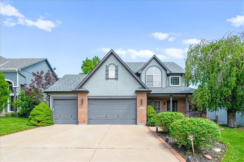 2408 Regency Dr, Lee's Summit, MO 64082