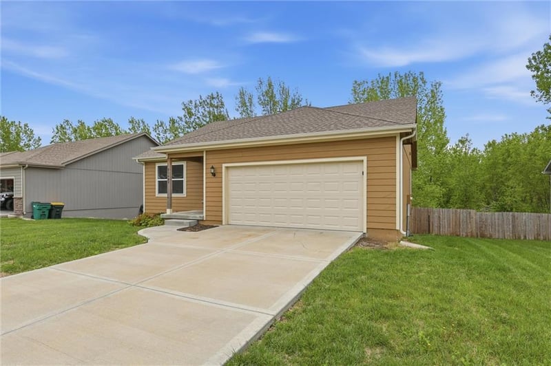 21407 216th St, Spring Hill, KS 66083