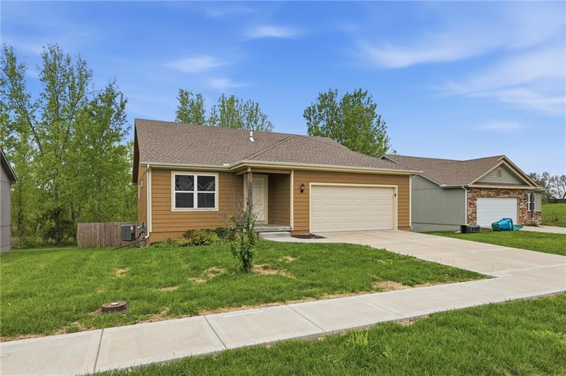 21407 216th St, Spring Hill, KS 66083