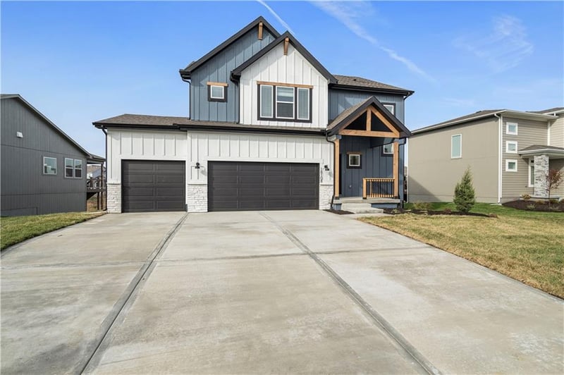 375 Chavis Dr, Blue Springs, MO 64064