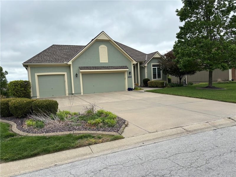 2536 Kristin Dr, Lee's Summit, MO 64082