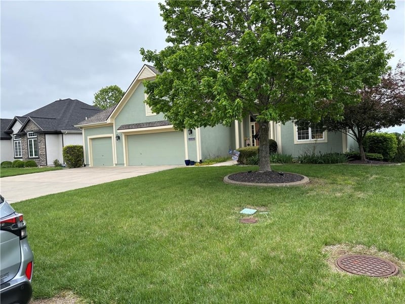 2536 Kristin Dr, Lee's Summit, MO 64082
