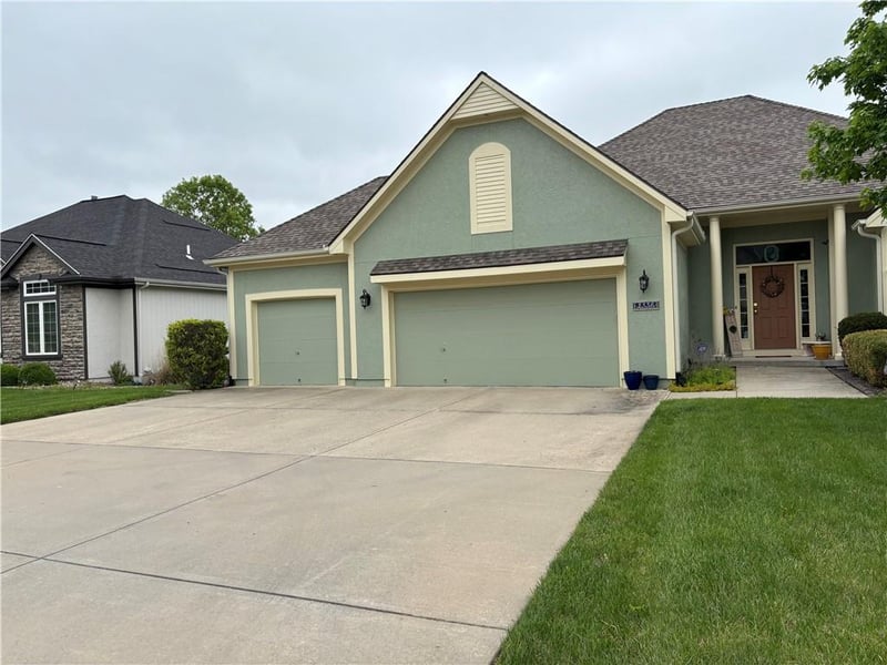 2536 Kristin Dr, Lee's Summit, MO 64082