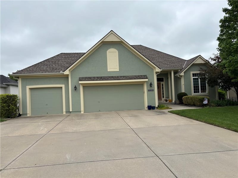 2536 Kristin Dr, Lee's Summit, MO 64082