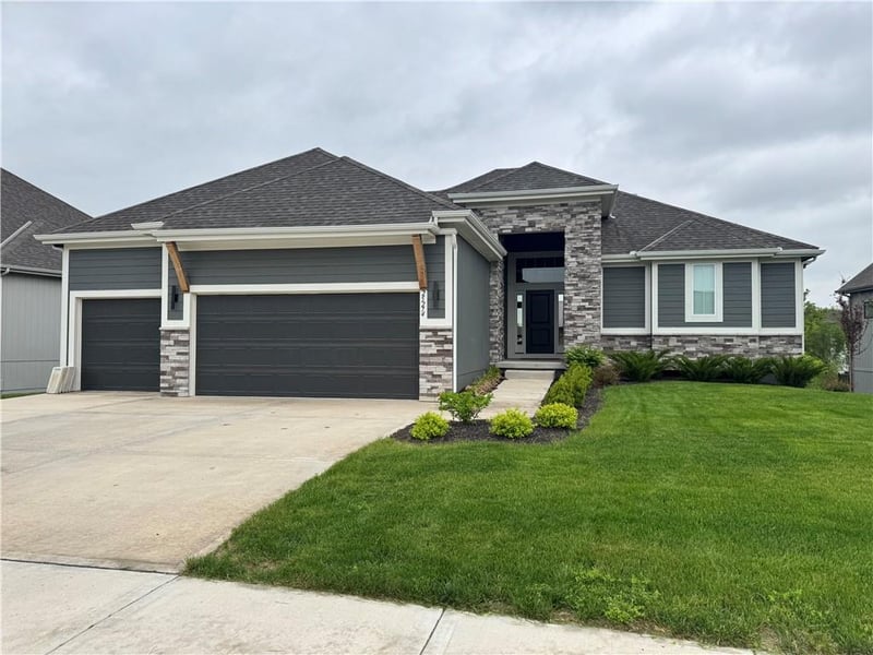 25274 92nd Ter, Lenexa, KS 66227