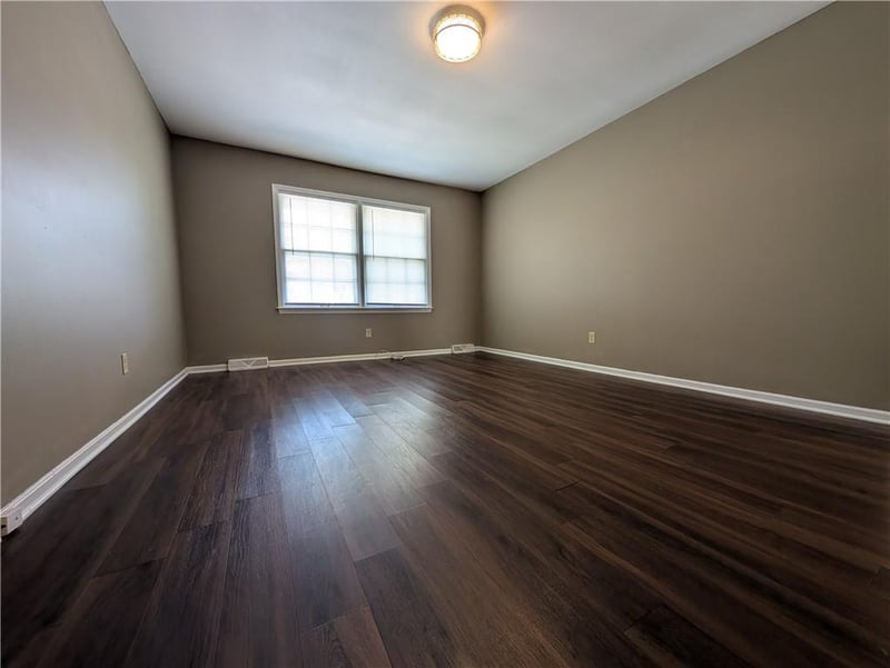 8414 Travis Ln, Overland Park, KS 66212