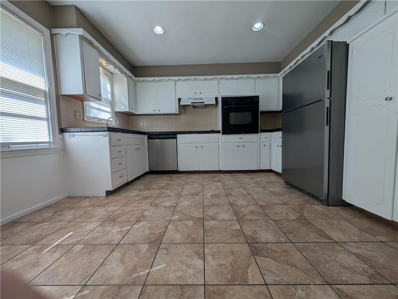 8414 Travis Ln, Overland Park, KS 66212