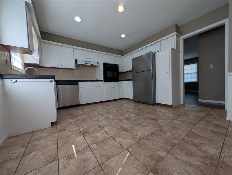 8414 Travis Ln, Overland Park, KS 66212