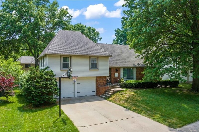 9163 92nd St, Overland Park, KS 66212
