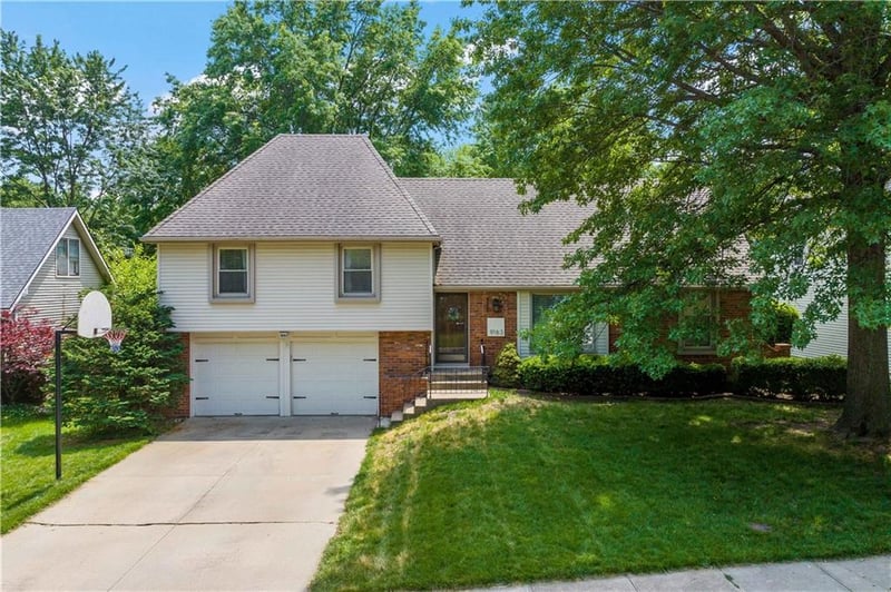 9163 92nd St, Overland Park, KS 66212