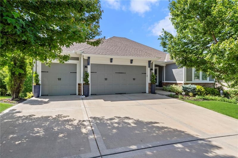 5874 National Dr, Parkville, MO 64152