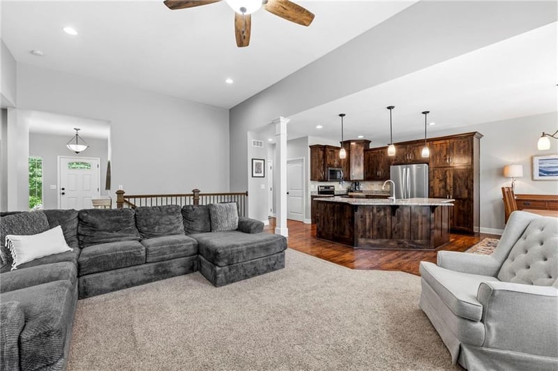 5874 National Dr, Parkville, MO 64152