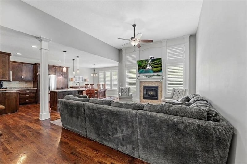 5874 National Dr, Parkville, MO 64152