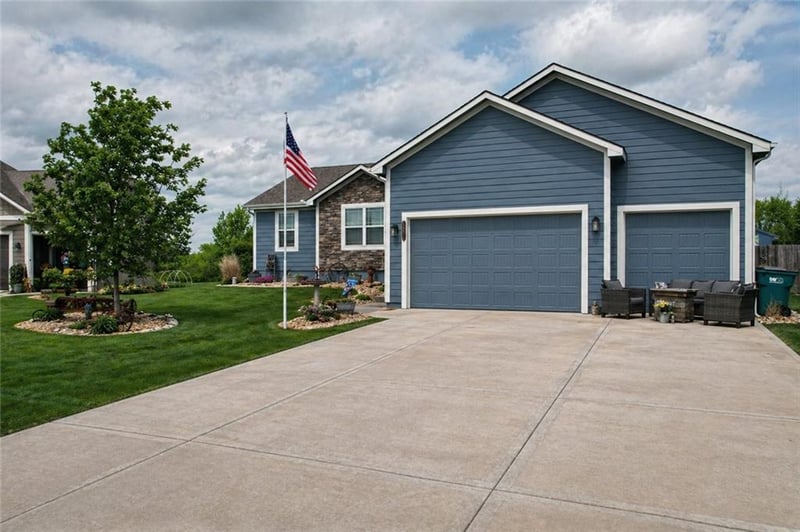 21650 Wilson St, Spring Hill, KS 66083