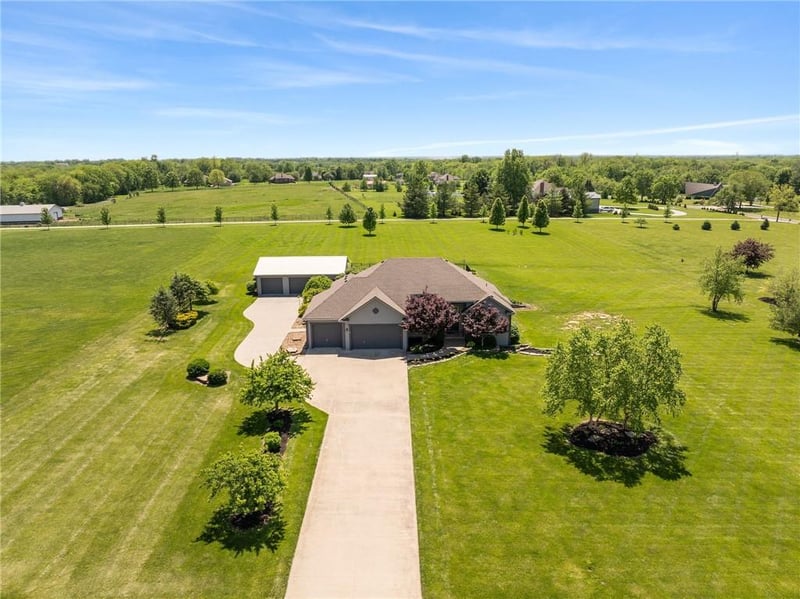 24503 Woodland Cir, Lee's Summit, MO 64086