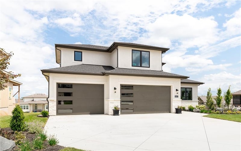 18617 Mohawk Ln, Overland Park, KS 66085