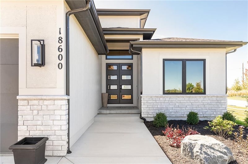 18617 Mohawk Ln, Overland Park, KS 66085