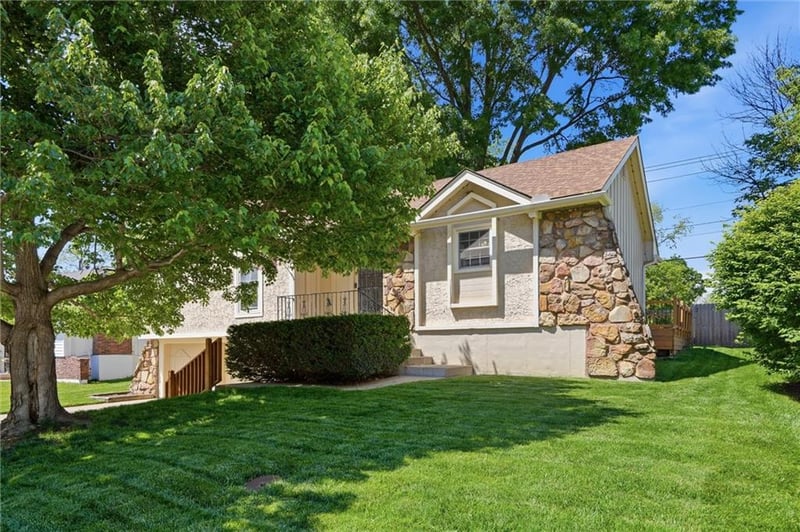 16100 Cogan Dr, Independence, MO 64055