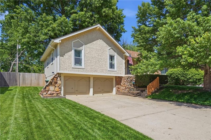 16100 Cogan Dr, Independence, MO 64055