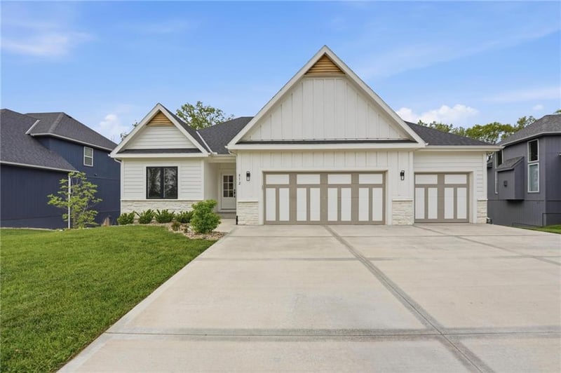 812 Foxglove Ln, Kearney, MO 64060