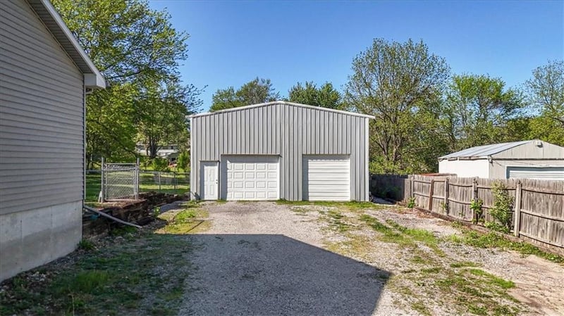 1820 E Morgan Rd, Independence, MO 64050