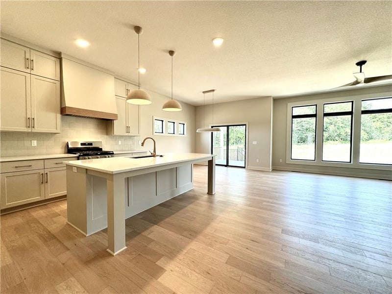 8222 90th Ter, Kansas City, MO 64153