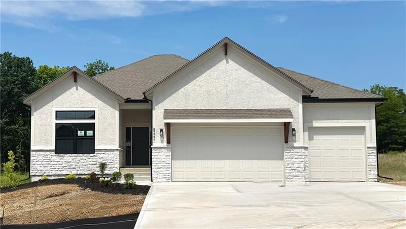 8222 90th Ter, Kansas City, MO 64153