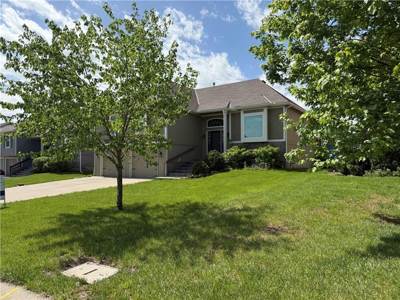 1052 Wyndham Dr, Lansing, KS 66043
