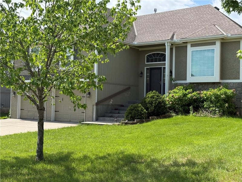 1052 Wyndham Dr, Lansing, KS 66043