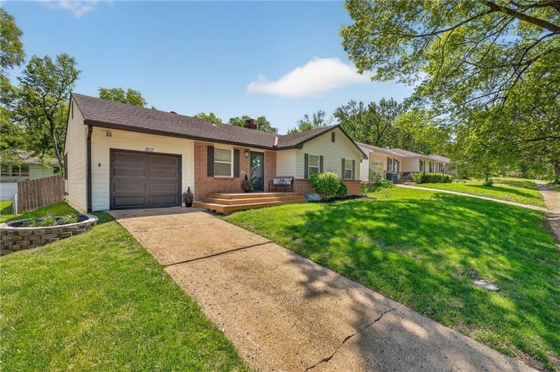 8117 Summit St, Kansas City, MO 64114