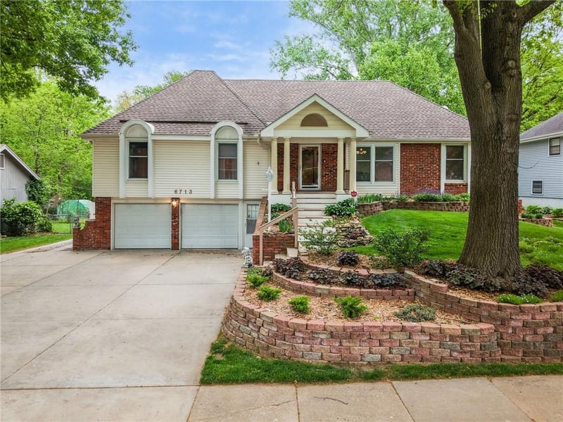 6713 Garfield Ave, Gladstone, MO 64118