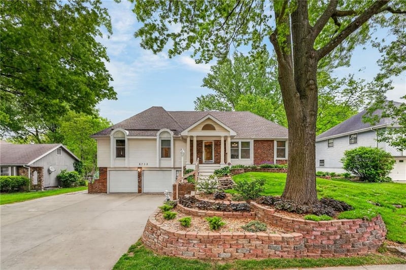 6713 Garfield Ave, Gladstone, MO 64118