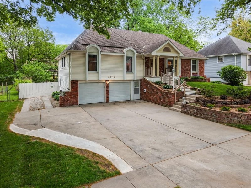 6713 Garfield Ave, Gladstone, MO 64118