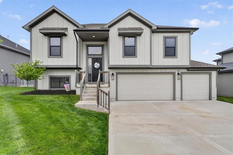602 Ridgeview Dr, Grain Valley, MO 64029