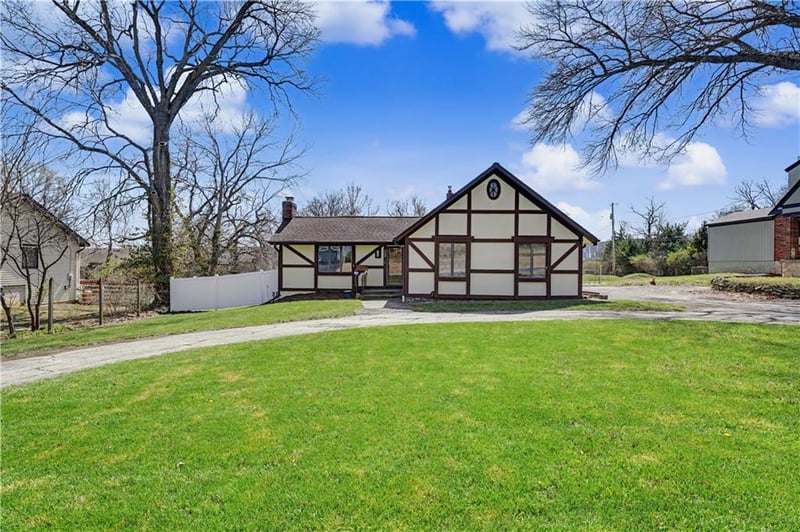 505 97th St, Kansas City, MO 64131