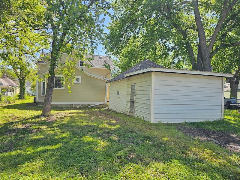 214 Cottonwood St, Iola, KS 66749
