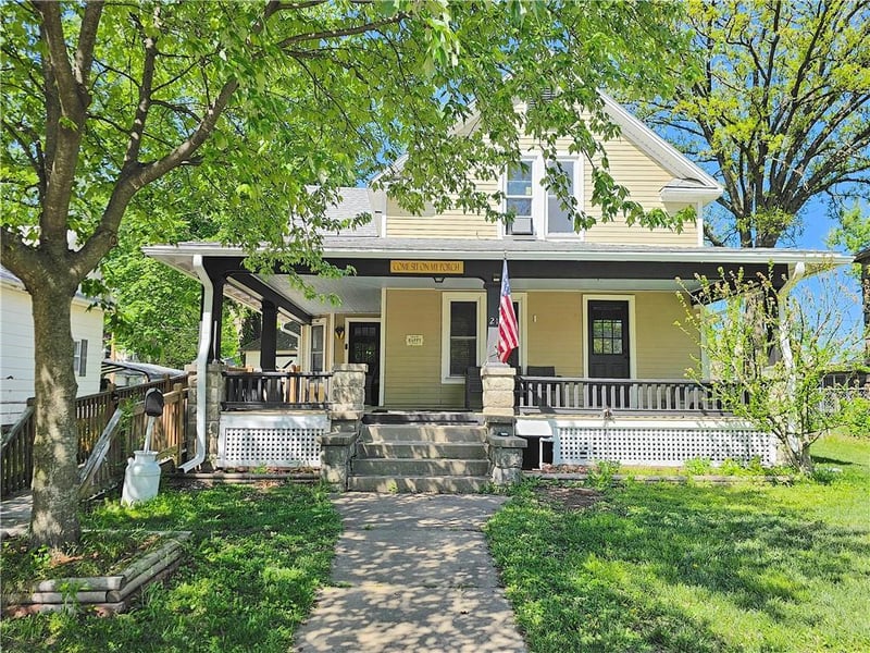 214 Cottonwood St, Iola, KS 66749