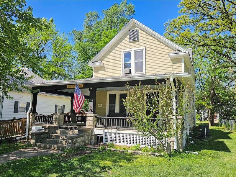 214 Cottonwood St, Iola, KS 66749