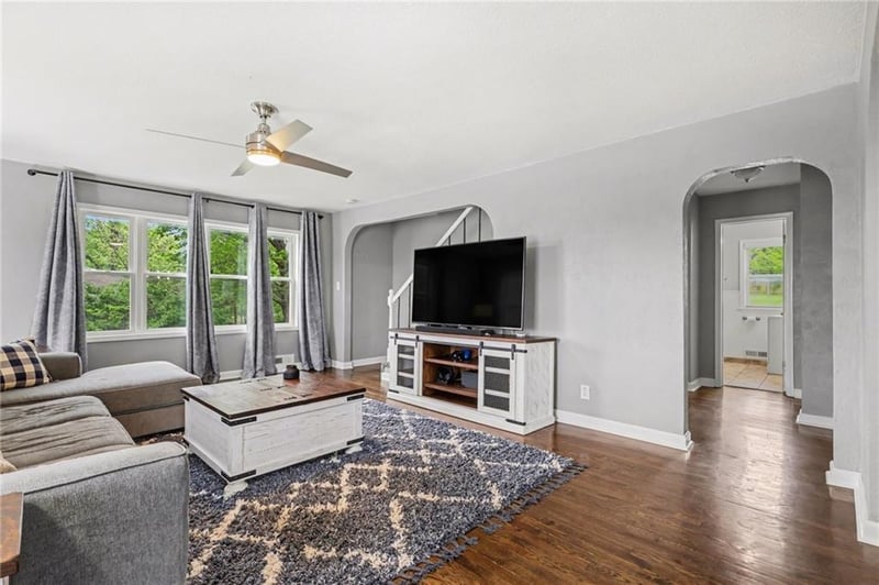 645 Barry Rd, Kansas City, MO 64155