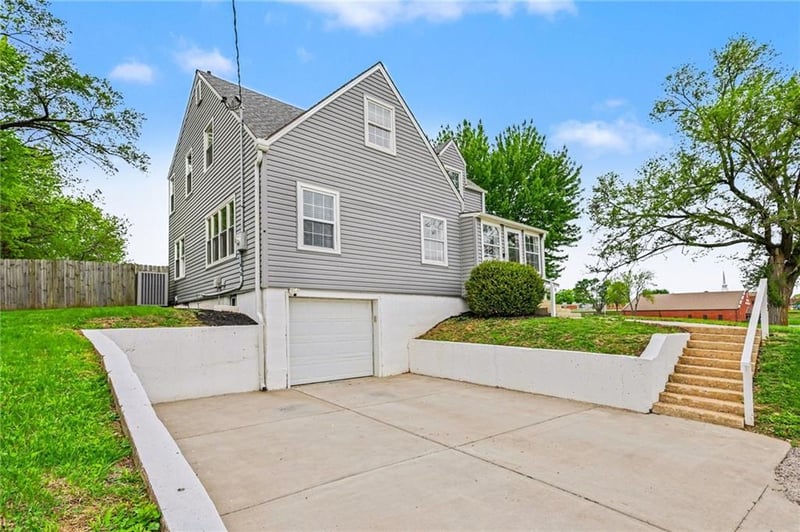 645 Barry Rd, Kansas City, MO 64155