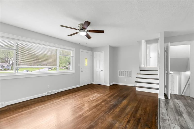 604 Carroll Dr, Lee's Summit, MO 64063