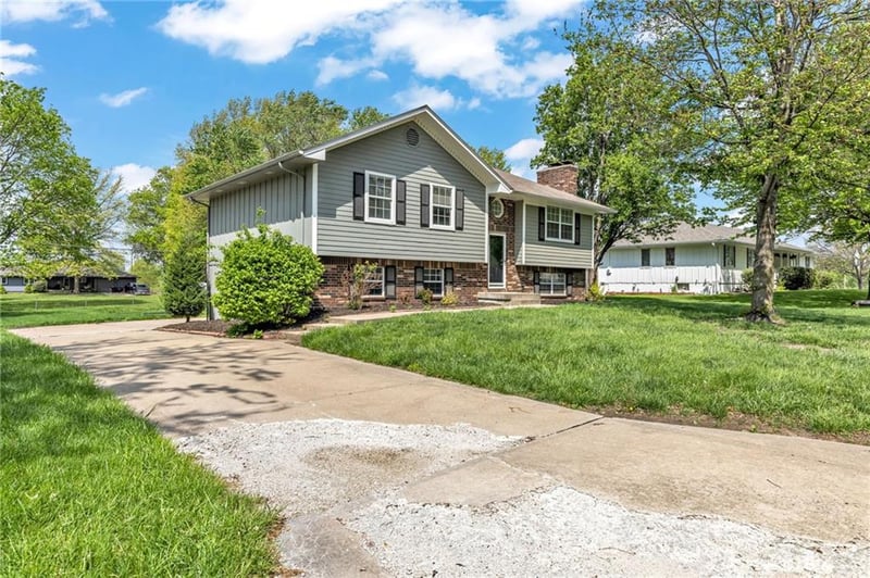 302 16th Ave, Greenwood, MO 64034