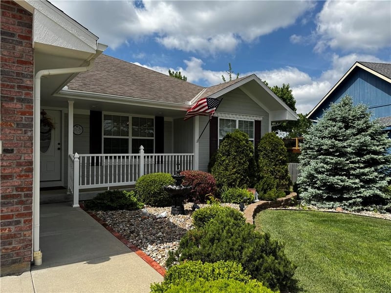 714 Ridge Crest Dr, Raymore, MO 64083