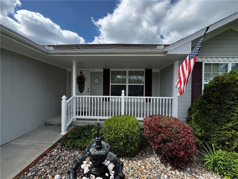 714 Ridge Crest Dr, Raymore, MO 64083